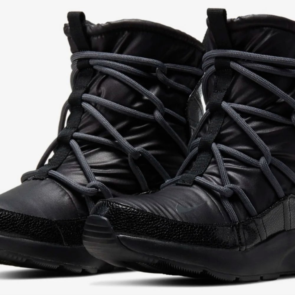 Womens Nike Tanja Boots size 11